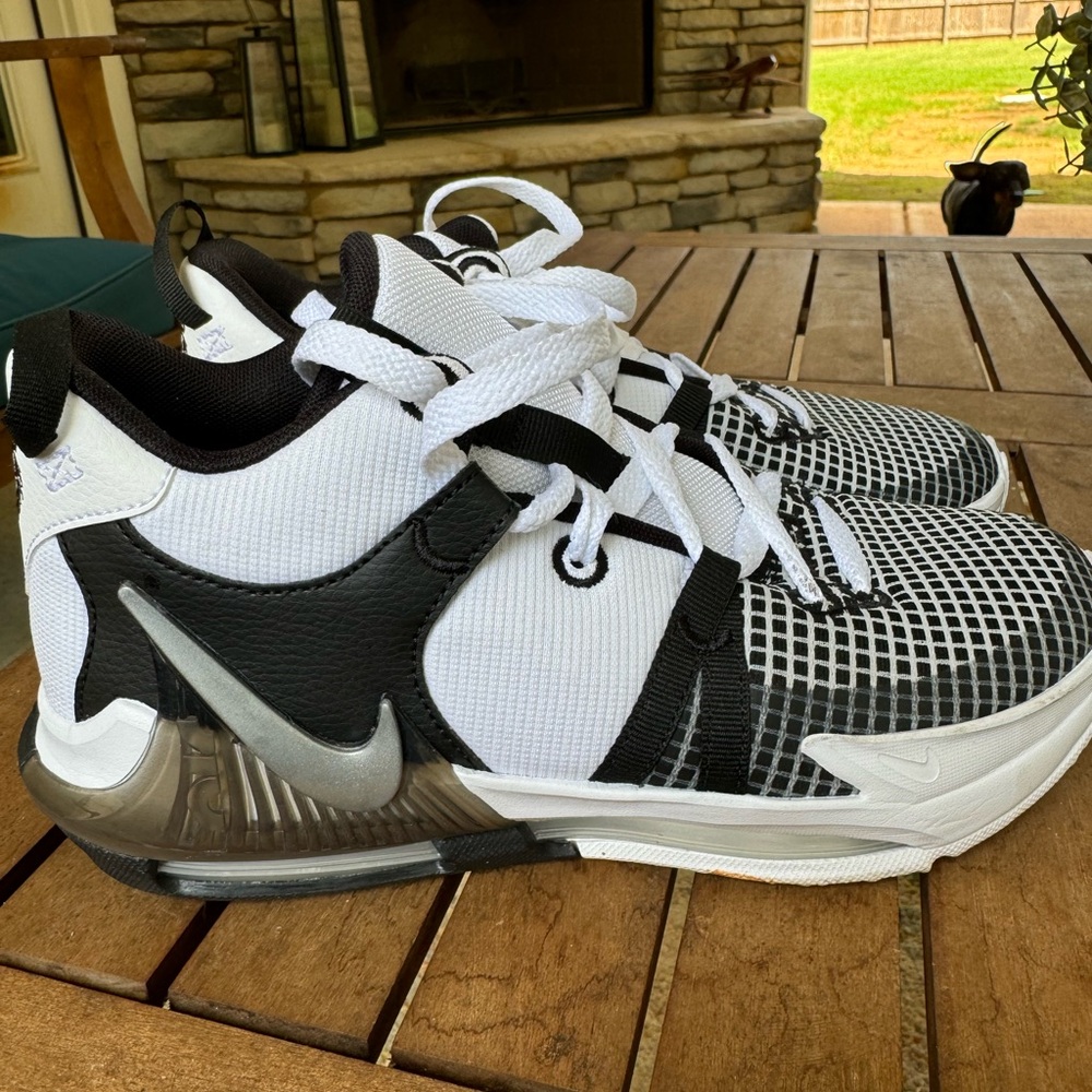 Boys Nike Big Kid Lebron Witness VII Basketball Shoes. Black and white. Size 6.5